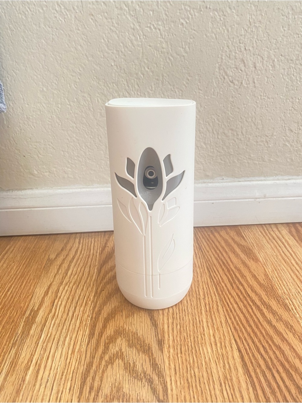White Floral Automatic Air Freshener Dispenser